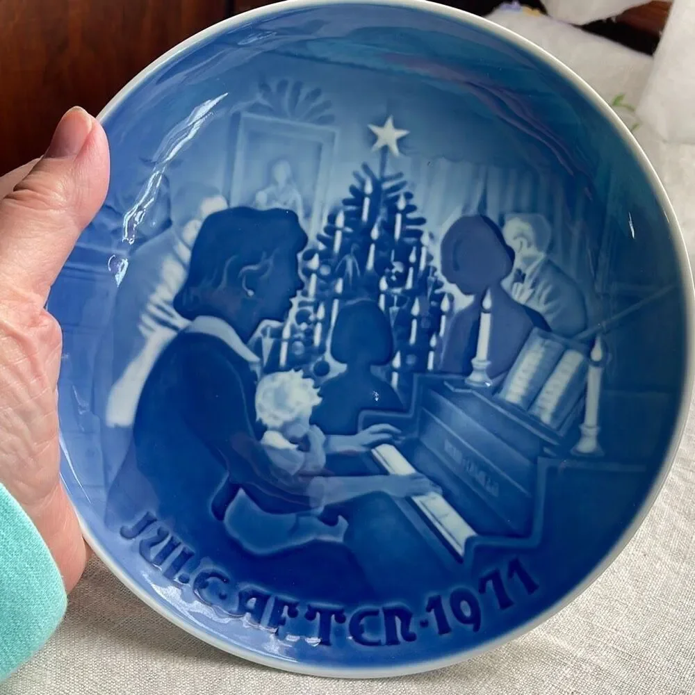1971 Bing & Grondahl Christmas collector plate “ Christmas at Home” 8000/9071 De